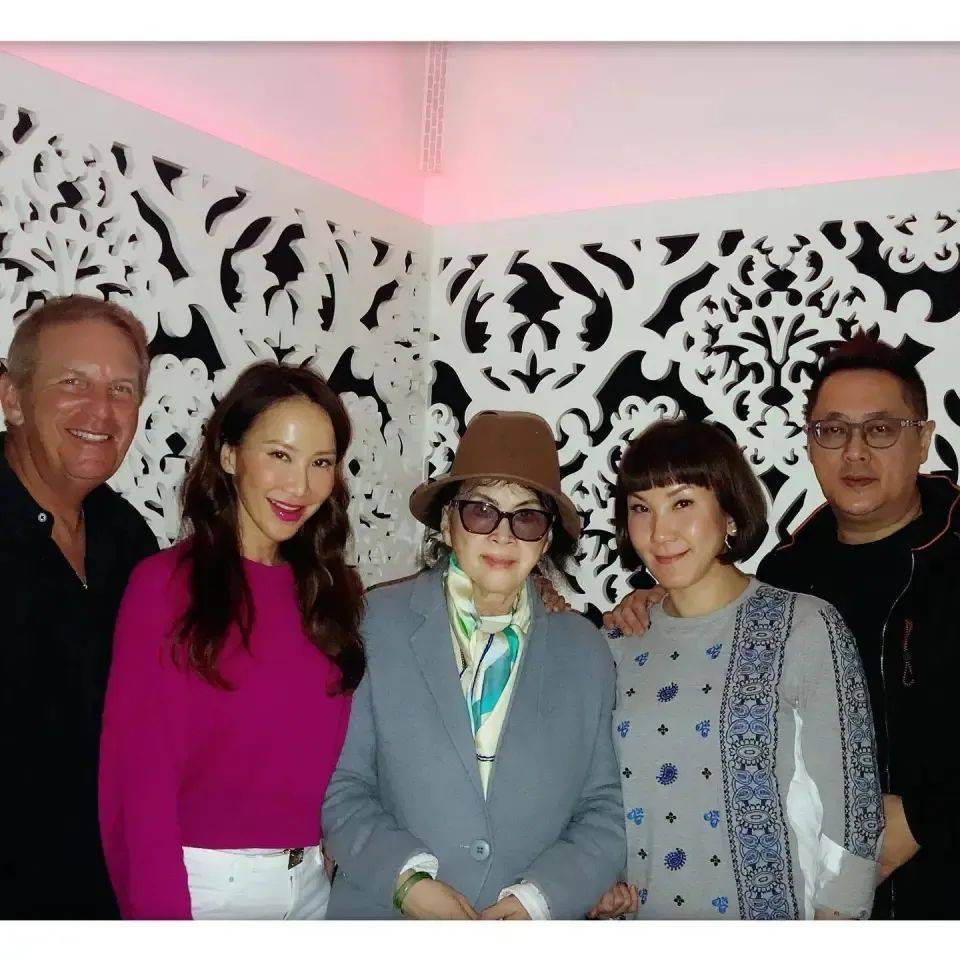 姐携88岁母亲现身闺蜜礼物感动泪目AG真