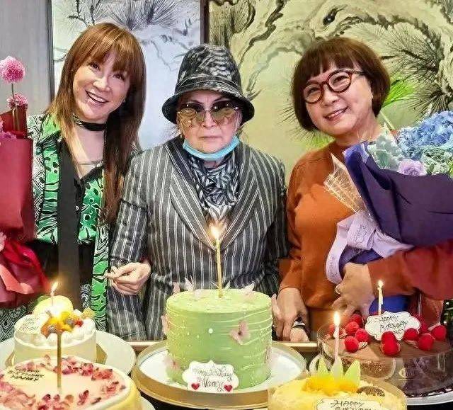 姐携88岁母亲现身闺蜜礼物感动泪目AG真人登录入口李玟离世一年多二(图3)