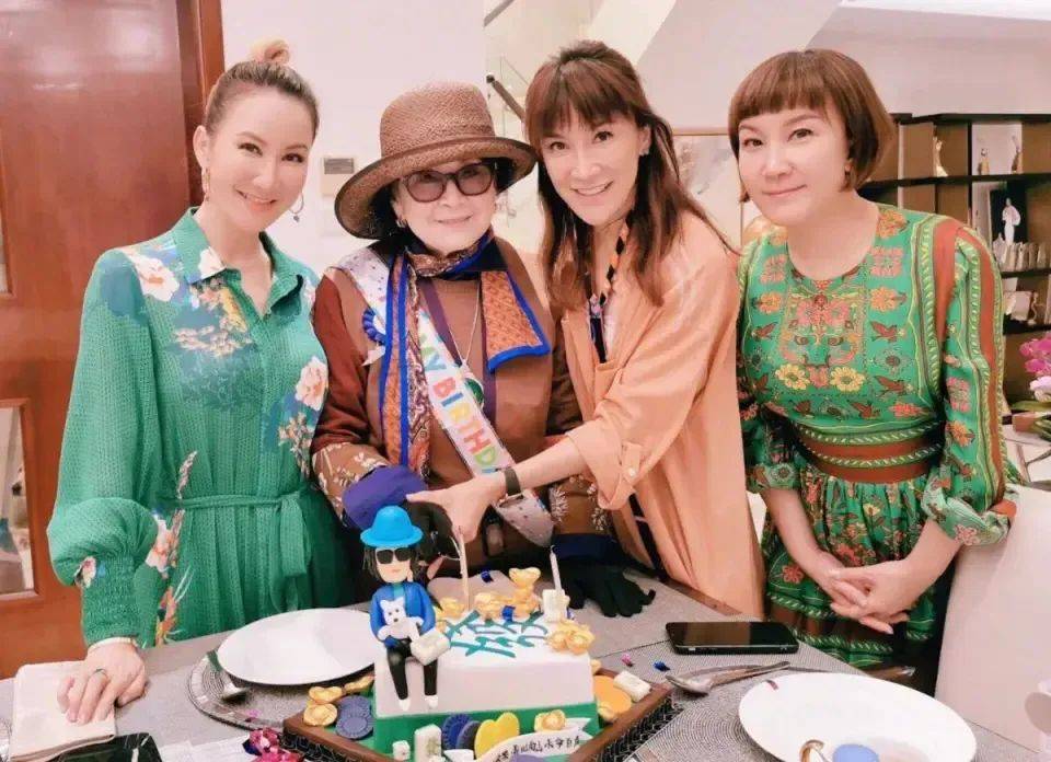 姐携88岁母亲现身闺蜜礼物感动泪目AG真人登录入口李玟离世一年多二(图5)
