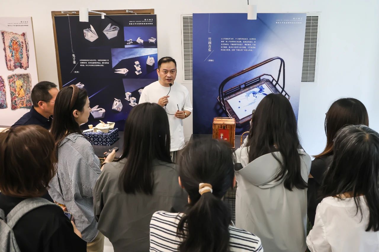 青春——中国非物质文化遗产传承人研修培训计划十年成果展”AG真人百家家乐平台同济12件学员非遗作品参展“非遗正(图1)